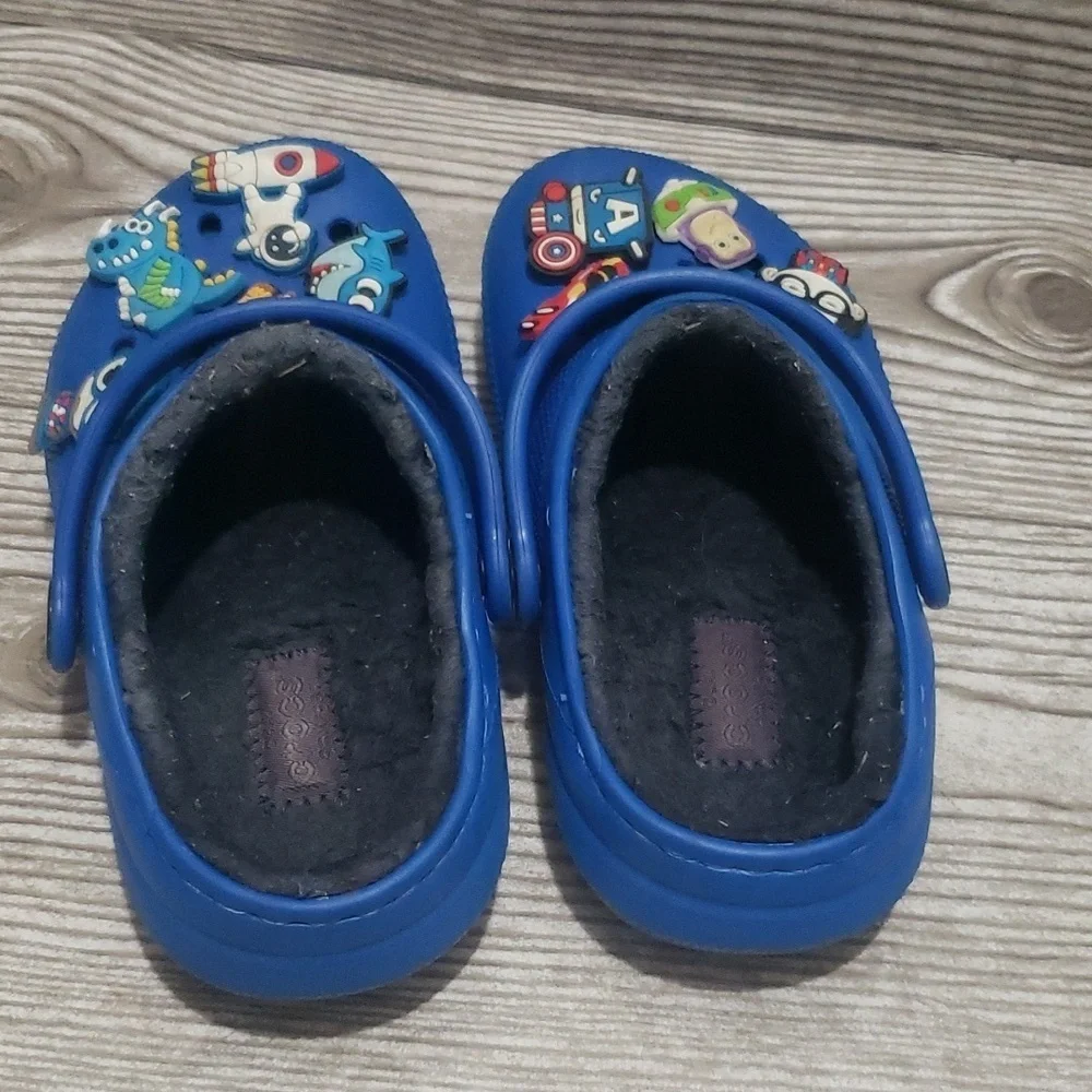 Crocs royal blue fleece lined youth shoes size 10